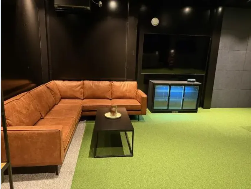 Golfsimulator-installasjon ved Sør Arena Kristiansand — spesialbygg med 330 cm takhøyde